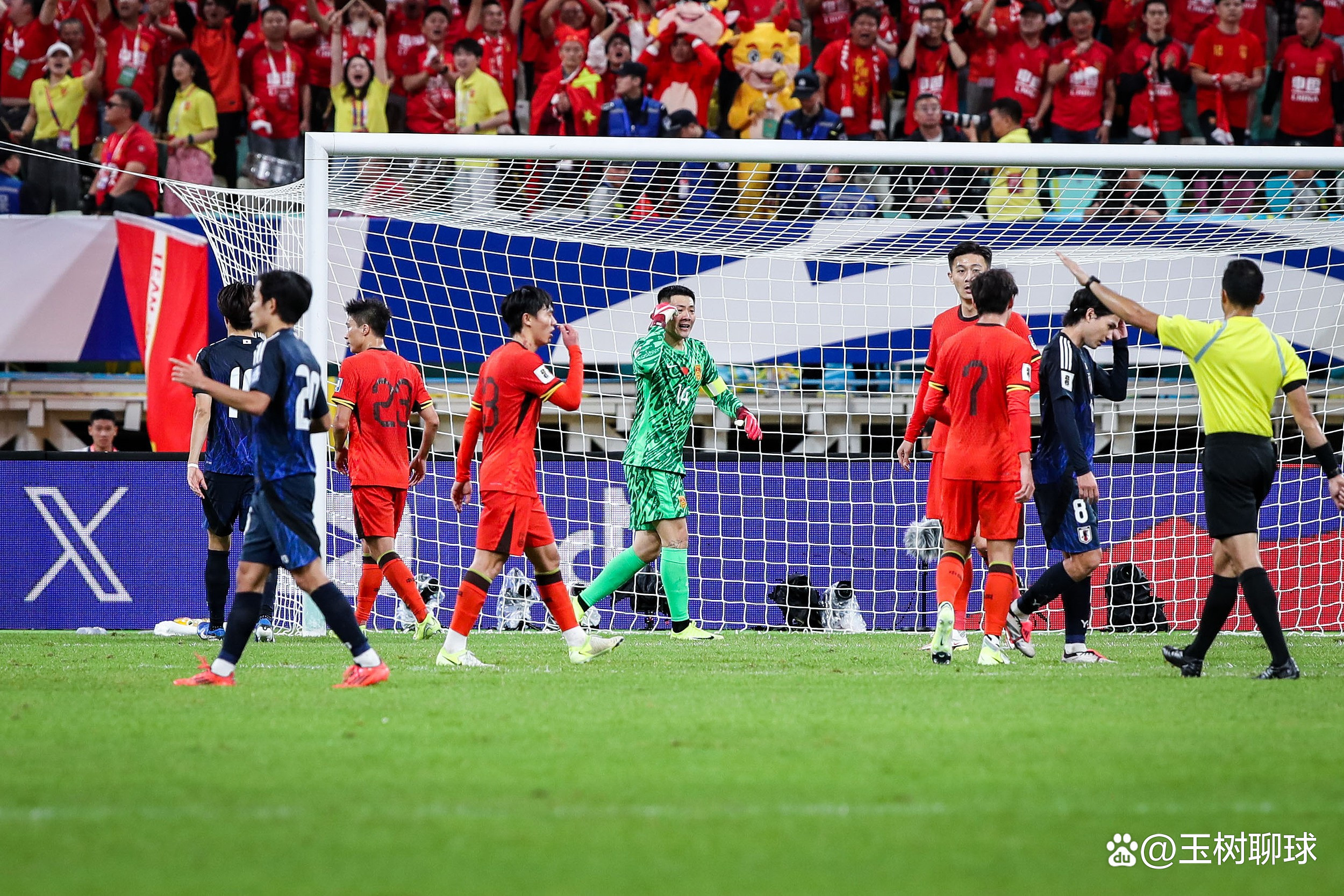 包含一场激动人心的足球对决引发观众热烈讨论,现场气氛悸动的词条 包含一场激动人心的足球对决引发观众热烈讨论,现场气氛悸动的词条