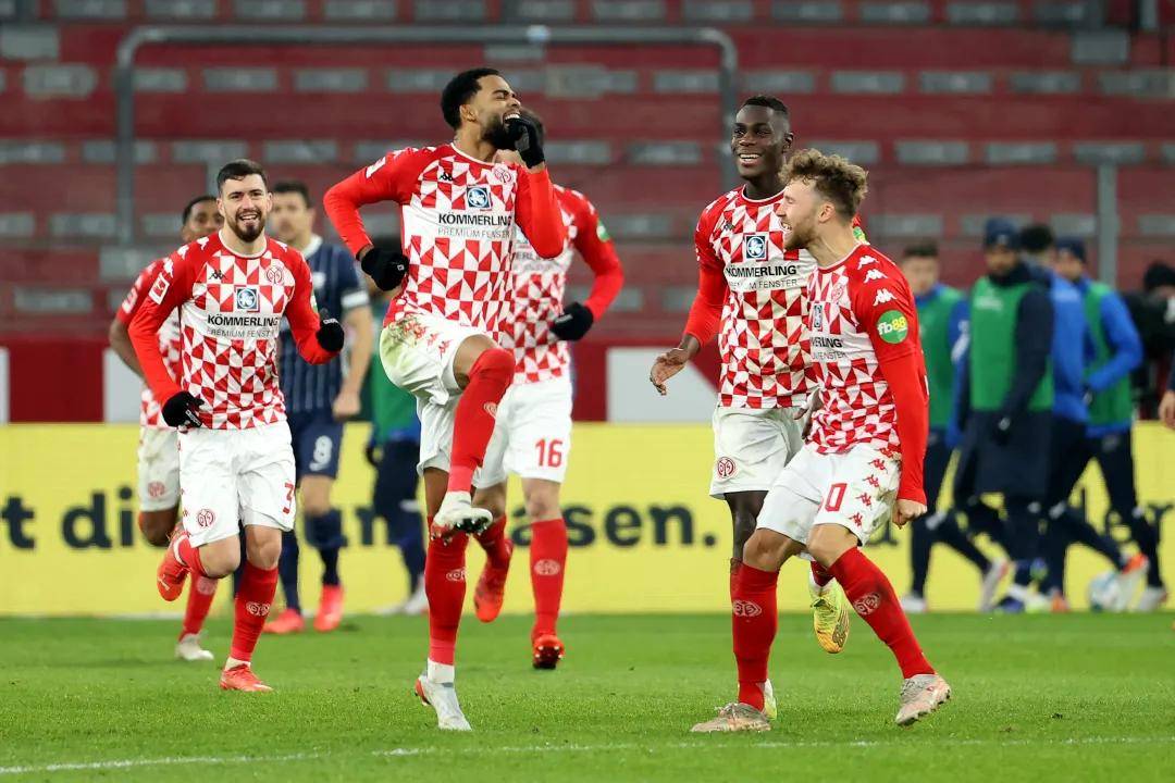 杏彩体育链接-包含多特蒙德不敌门兴格拉德巴赫，胡梅尔斯头槌得分的词条