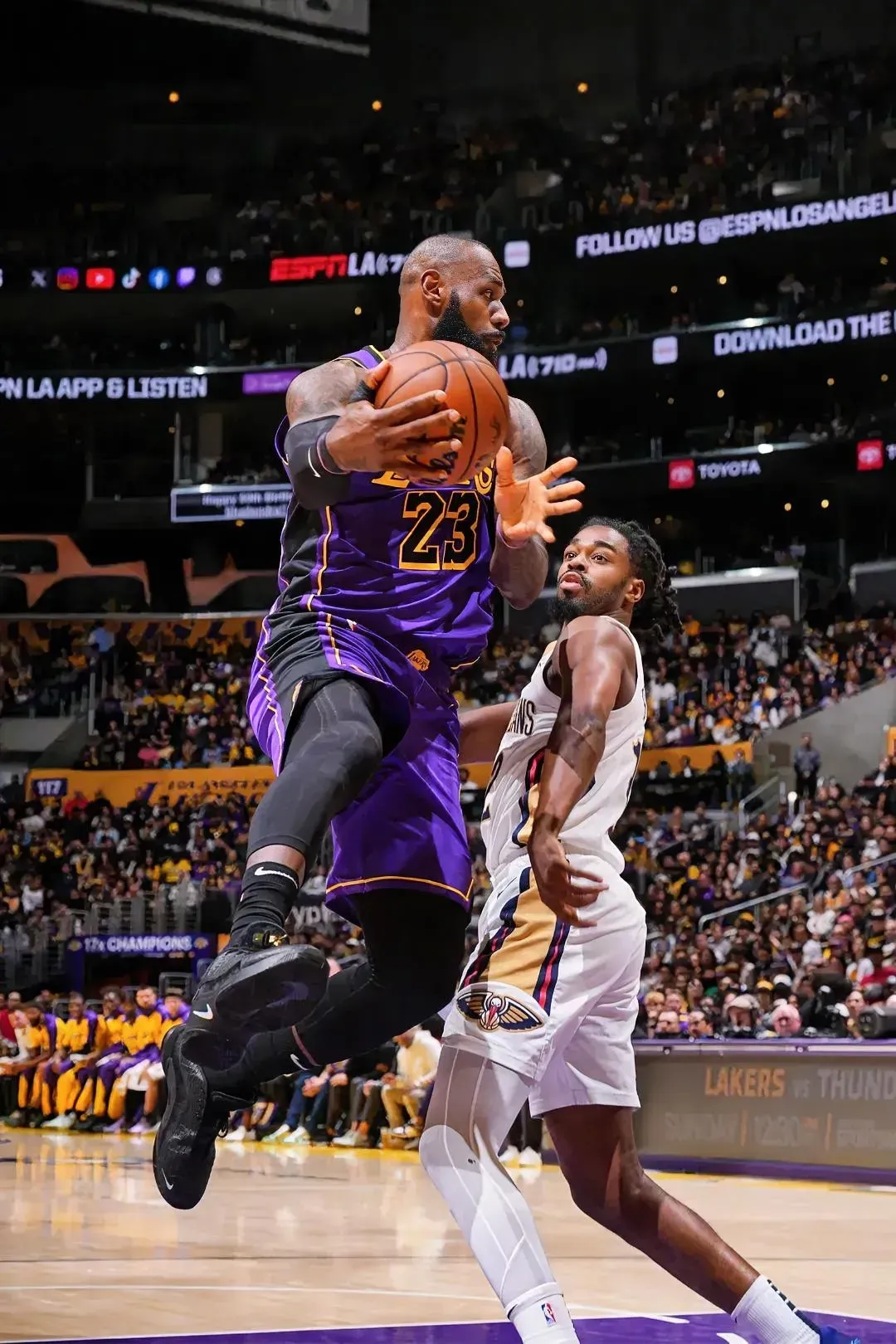 詹姆斯双双砍下三双，湖人横扫太阳晋级西部半决赛的简单介绍