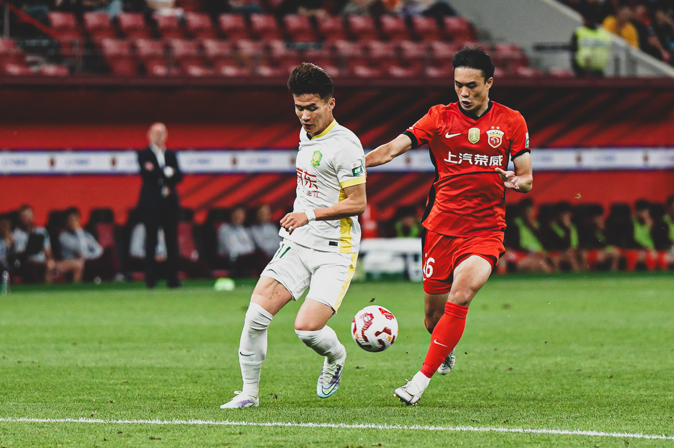 杏彩体育平台-上港负国安：上海上港队不敌北京国安队，遭遇失利