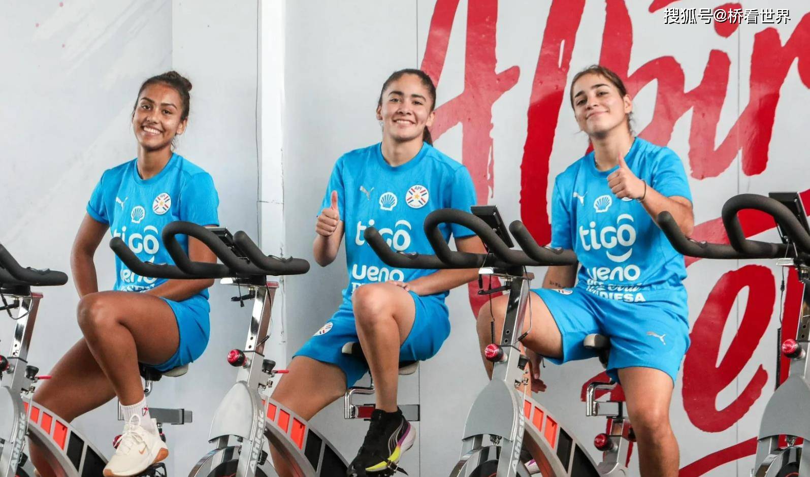 巴拉圭女足在比赛中力克对手 巴拉圭女足在比赛中力克对手