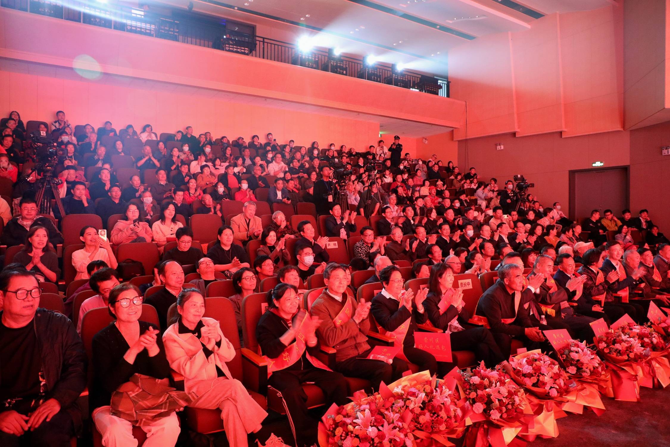 杏彩体育官网-观众热情助威，现场气氛火爆