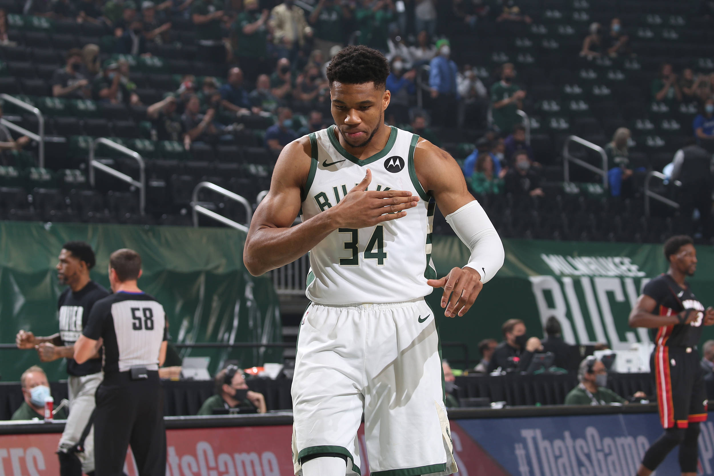 杏彩体育app-关于雄鹿主场击败篮网，继续位列西部头名的信息