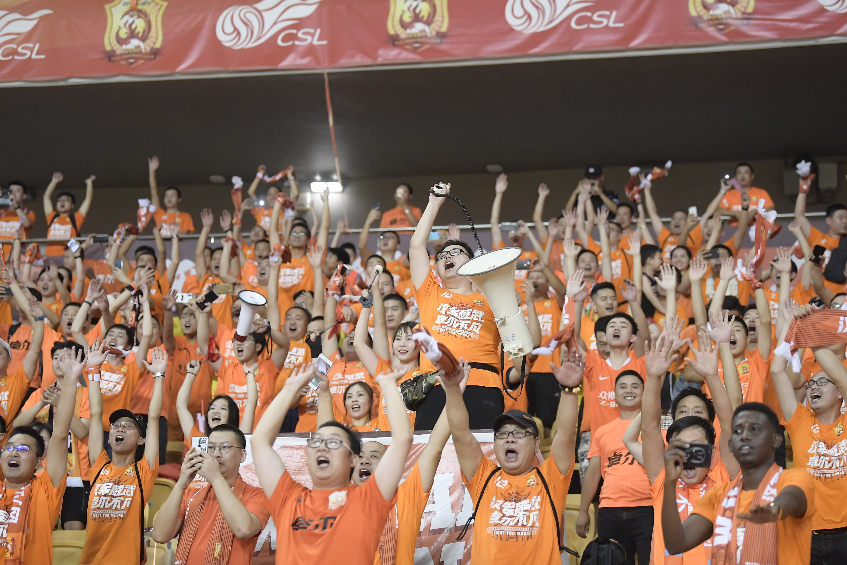 上演了一场经典的比赛,引发球迷热议 上演了一场经典的比赛,引发球迷热议