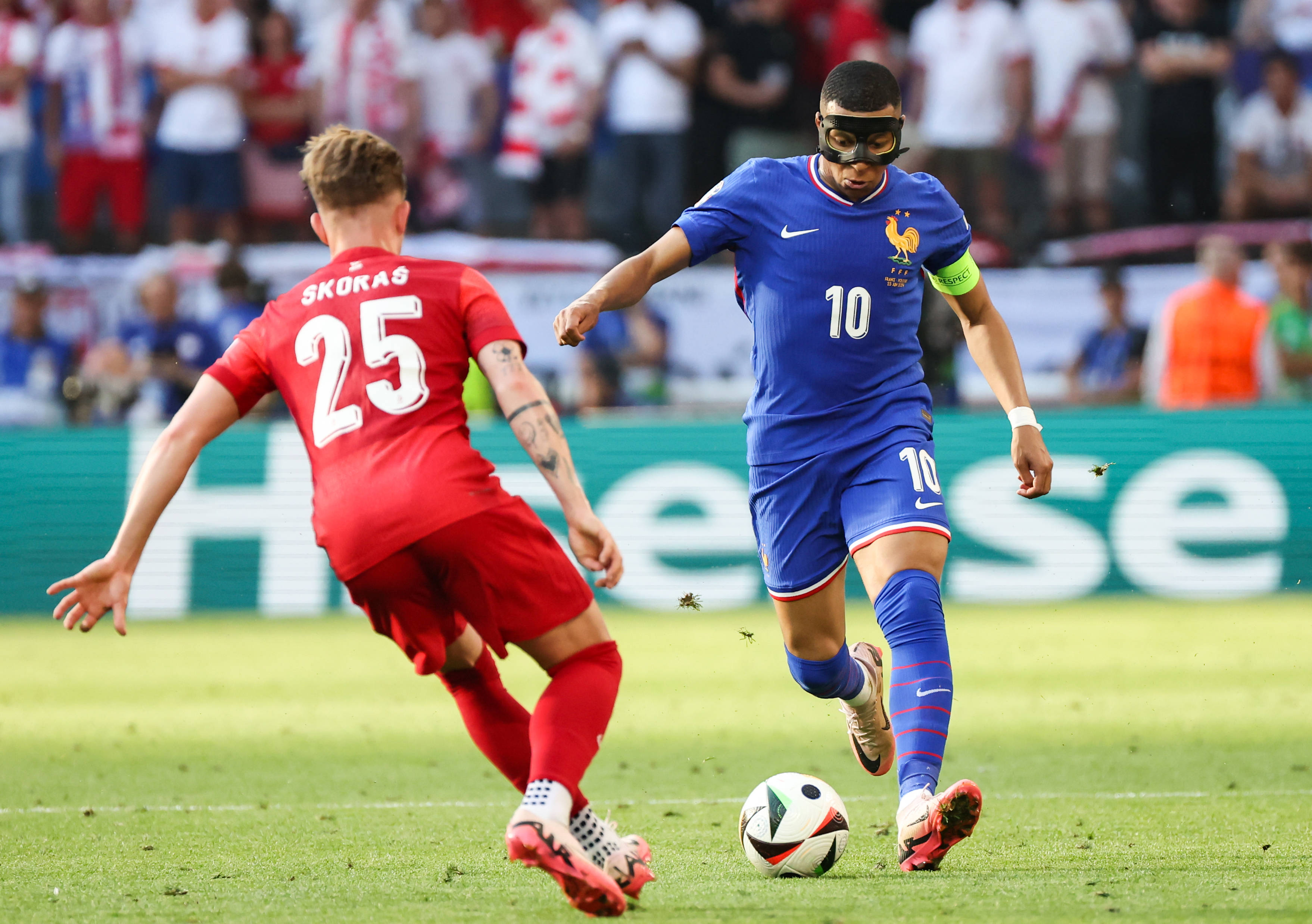 包含欧洲赛场上演精彩对决,球迷热血沸腾!的词条 包含欧洲赛场上演精彩对决,球迷热血沸腾!的词条