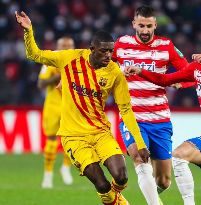 格拉纳达球队员罗德里格斯的全力拼搏赢得掌声